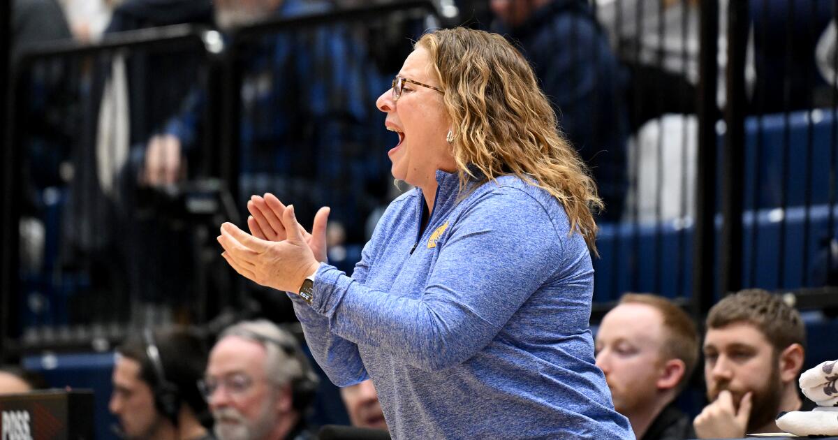 El entrenador de UCLA, Corey Close, quiere una mejor cobertura del baloncesto femenino