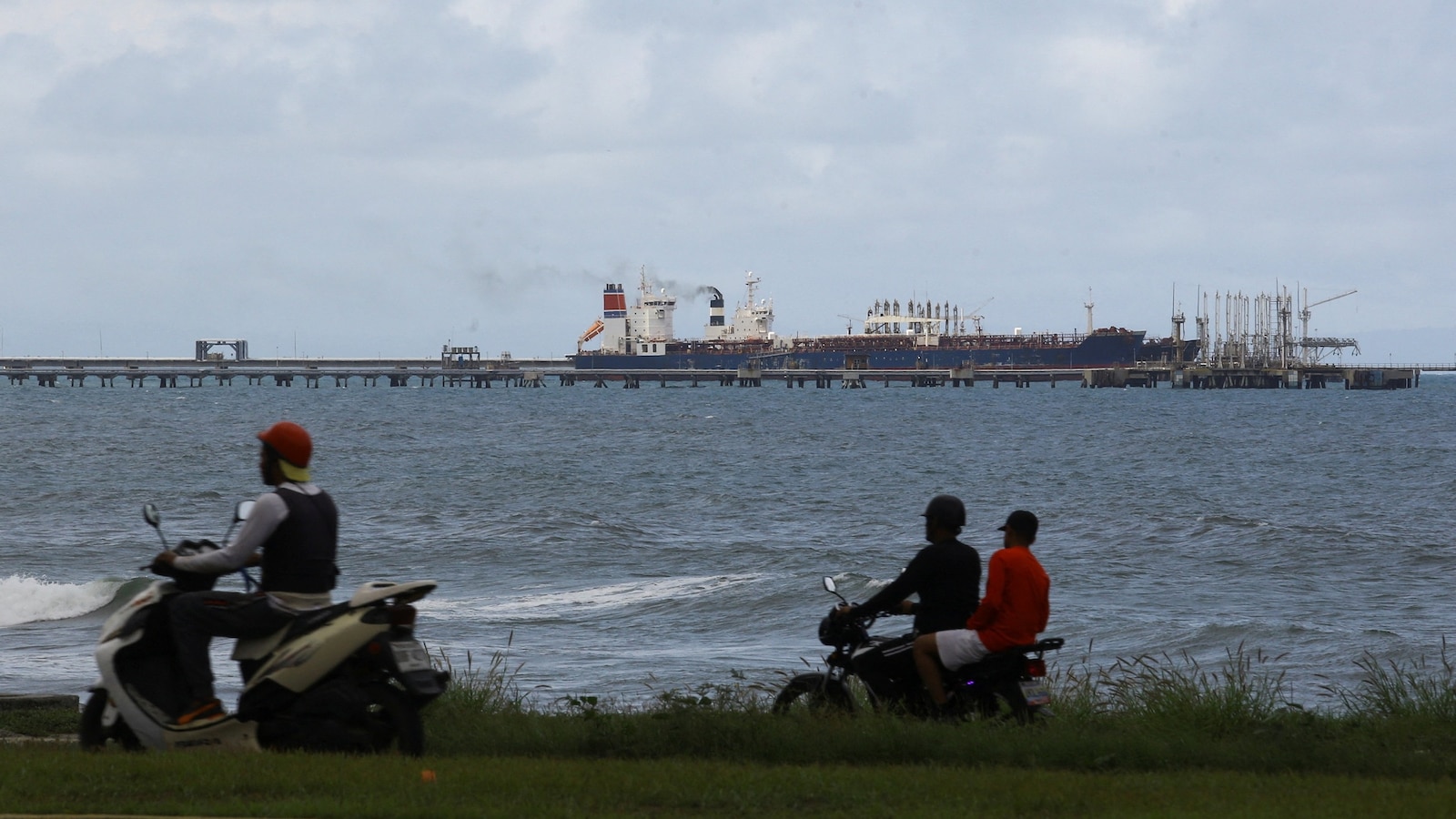 venezuela-tankers-20260104-rt-jh_1767546340420_hpMain_16x9.jpg