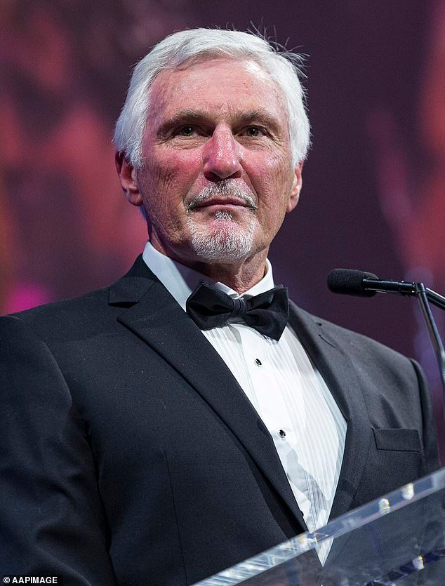 La leyenda del fútbol Mick Malthouse luchó contra tres presuntos invasores de viviendas para proteger a su esposa de comparecer ante el tribunal después de que resultó herida.
