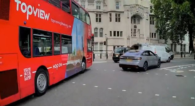 Un taxi sin conductor que se saltó un semáforo en rojo… pero ¿realmente hizo lo correcto y bloqueó un cruce muy transitado?