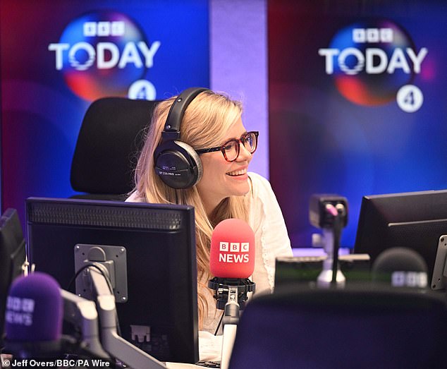 Los británicos podrían verse obligados a pagar una tarifa de licencia para utilizar el sitio web y la radio de la BBC en el marco de planes controvertidos para financiar la corporación.