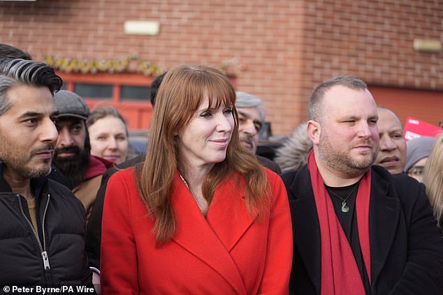 Elecciones parciales para ‘decidir el destino de Starmer’ Angela Rayner emprende campaña electoral después de acumular un ‘cofre de guerra de £1 millón’ para la candidatura al liderazgo, mientras que el aliado de Andy Burnham se enfurece por la ‘descortés’ sesión informativa número 10