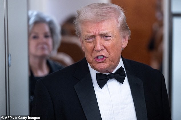 Un Trump vestido de esmoquin hizo su última amenaza a Irán en el Air Force One mientras afirmaba que “grandes barcos poderosos” se dirigían hacia allí.