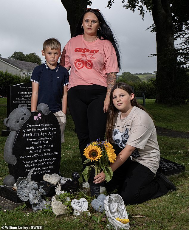 106168229-15535789-Hazel_Louise_Jones_with_her_daughter_Amelia_Louise_Roxanne_Davie-a-4_177058411433.jpeg