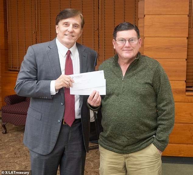 106176235-15535407-Louisiana_State_Treasurer_John_Fleming_presented_Jams_Willett_ri-m-21_17704125617.jpeg