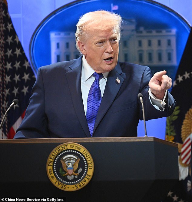 Al enfrentarse a una derrota en la Corte Suprema, Trump anunció que aumentaría los aranceles globales al 15%.