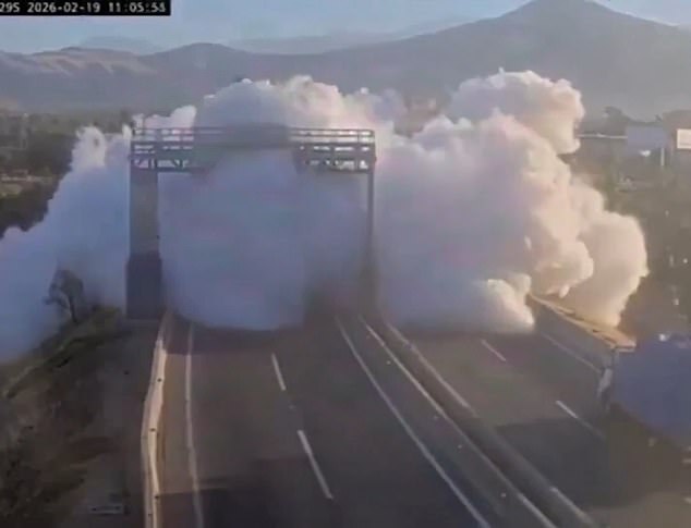 106579731-15582333-A_truck_transporting_liquid_gas_overturns_and_explodes_in_Santia-a-47_17717712609.jpeg