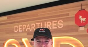 El gran futbolista Chad Townsend es sacado del avión en un incidente ‘horrible’ mientras los médicos se apresuran por una conmoción cerebral para el primer partido de la temporada de la NRL en Las Vegas: una extraña coincidencia ocurre en el aire