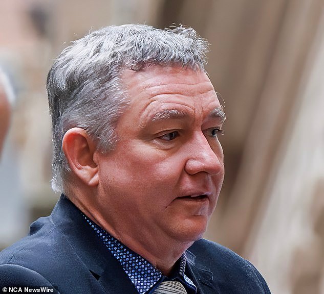 La esposa y el hijo del acusado asesino de campistas Greg Lynn lo apoyan en la corte para liberarlo de prisión