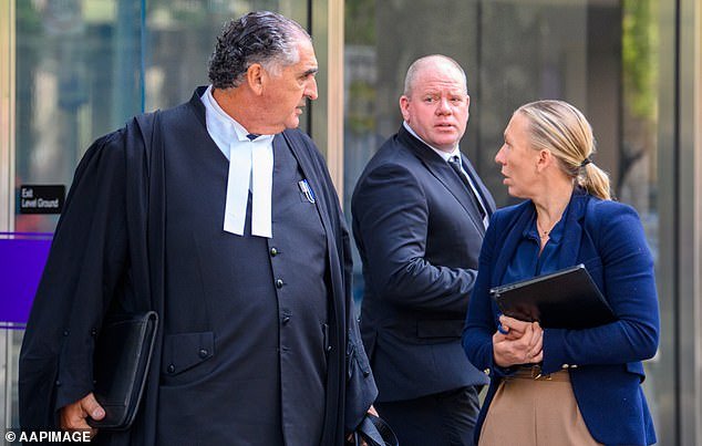 Un acontecimiento dramático cuando la estrella del fútbol se enfrenta a un tribunal acusado de desarraigar a seis familias en una supuesta derrota comercial