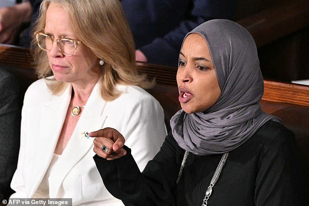 Ilhan Omar afirma que su invitada fue ‘sacada por la fuerza’ del pleno de la Cámara durante el discurso de Trump… John Fetterman critica los viles insultos de Rashida Talib contra los legisladores republicanos.
