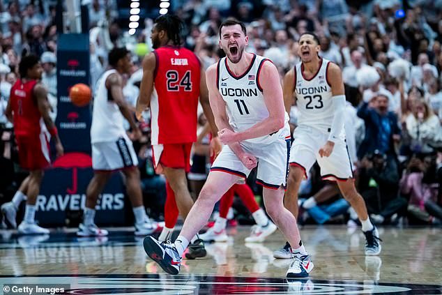 El No. 6 UConn toma la pole position en la carrera de la temporada regular del Big East contra el No. 15 superando a St. John’s 72-40