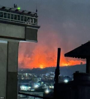 Se escuchan explosiones en Kabul pocas horas después de que Afganistán lanzara ataques contra Pakistán en la última escalada de violencia.