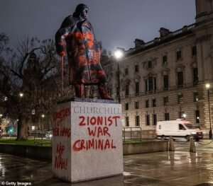 Un hombre de 38 años ha sido detenido tras pintar con spray una estatua de Winston Churchill con lemas como “Criminal de guerra sionista”.