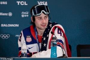 Los fanáticos de la rivalidad acalorada están furiosos después de descubrir que el jugador de hockey del equipo de EE. UU. aparecerá en SNL con la estrella Connor Story