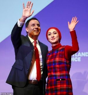 Tápese la nariz y vote por el Partido Laborista… Anas Sirwar suplica a los votantes