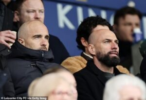 Enzo Maresca hizo su primera aparición desde el despido del Chelsea mientras el técnico observaba a su antiguo equipo, el Leicester, desde el palco de directores.