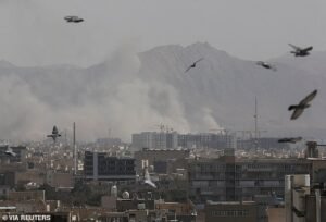 Trump planea intensificar los ataques contra Irán mientras el Estado Islámico continúa atacando bases estadounidenses e Israel.