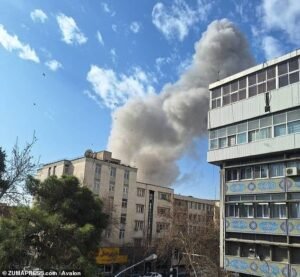 Los explosivos mensajes filtrados desde el interior de Irán enfurecerán al régimen… pero nuevos vídeos pintan un panorama más oscuro: Elina Shirazi