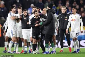 Dentro del caos que siguió a la victoria del Manchester City en Leeds: Pep Guardiola estuvo involucrado en un enfrentamiento con fanáticos que le lanzaron insultos X, y la estrella abrió el marcador después de que Danielle Fark provocara un enfrentamiento entre fanáticos y jugadores cuando fue expulsado.
