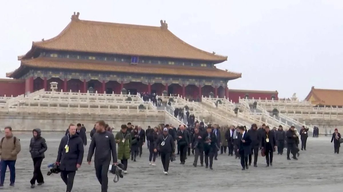 Merz de Alemania visita sitios de Beijing en un intento por restablecer los lazos con China