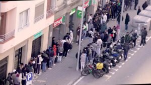 La amnistía para inmigrantes en España trae esperanza y miedo mientras el sistema se encuentra bajo presión