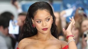 Rihanna sugiere que está trabajando en música nueva, pero su fortuna de mil millones de dólares se construyó en otro sitio