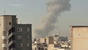 Humo se eleva desde la zona sur de Teherán tras un ataque de Israel