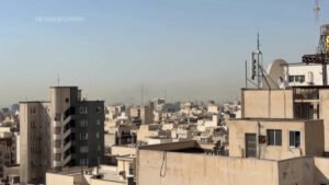 Se eleva humo y escenas de tráfico en Teherán tras los ataques de Estados Unidos e Israel