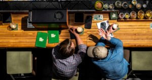 El gasto en los bares está en aumento, mientras que las ventas minoristas de alcohol están cayendo