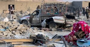 El Ministro de Defensa de Pakistán dice que hay una “guerra abierta” con Afganistán