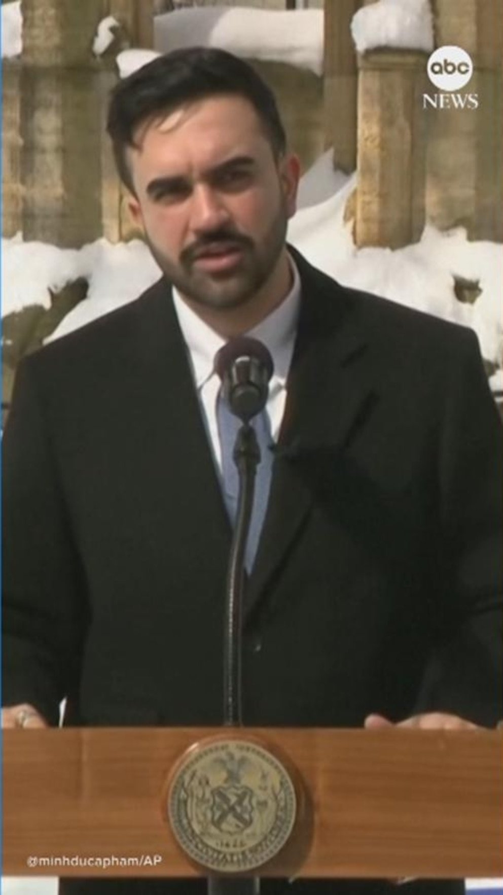 MIRAR: Mamdani: No se prohíbe la pelea con bolas de nieve después de que los oficiales de policía de Nueva York quedaran atrapados por la nieve