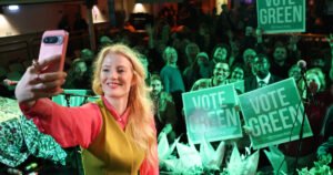 Un fontanero de izquierda ayuda a los Verdes a ganar las elecciones en el Reino Unido, sorprendiendo al Partido Laborista gobernante y a la extrema derecha