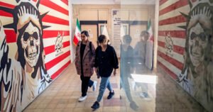 Estados Unidos le dice al personal de su embajada en Israel que se vaya inmediatamente en medio de la amenaza de Trump de atacar a Irán