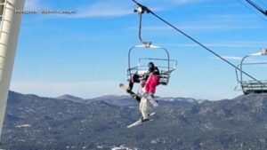 MIRAR: Esquiador se cuelga del telesilla