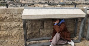 Los israelíes buscan refugio en caso de que Irán contraataque