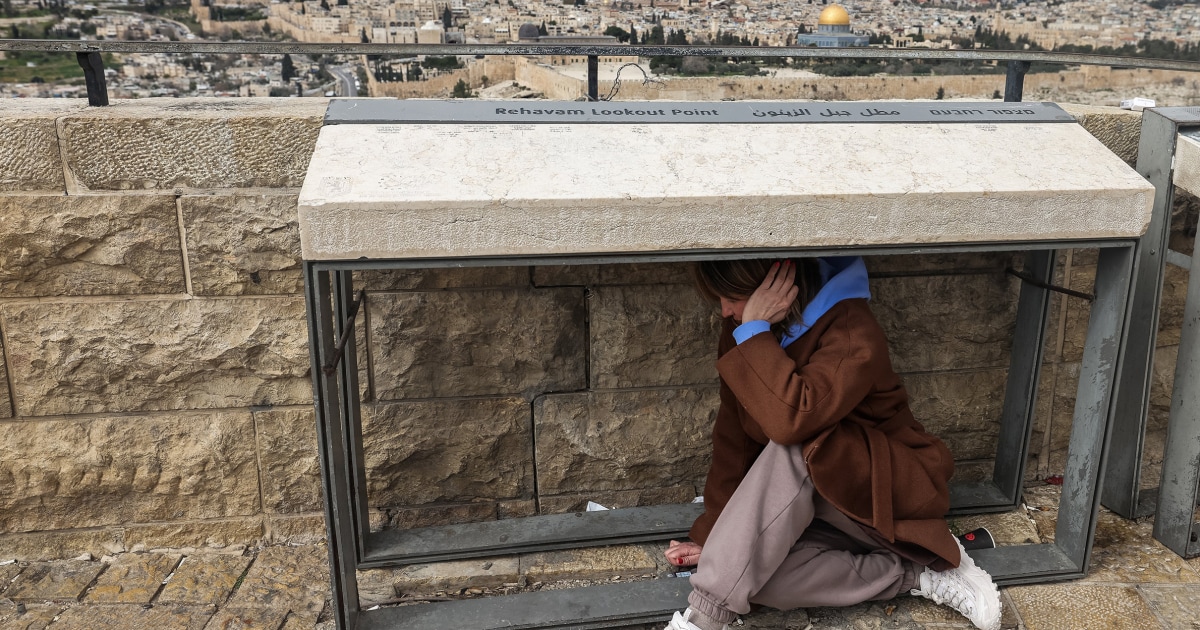 Los israelíes buscan refugio en caso de que Irán contraataque