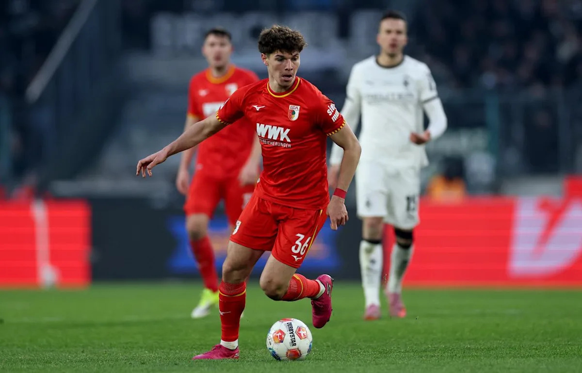 El Besiktas ofrece una oferta de 12 millones de euros para el Kömür del Augsburgo