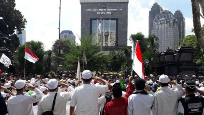 588577d21bb9f-massa-fpi-demo-di-polda-metro-jaya-senin-23-1-2017_665_374.jpg