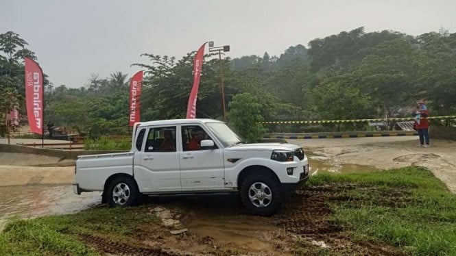 5da8f53ebcb13-mobil-mahindra-scorpio-pikup-diuji-jalan-di-trek-offroad_665_374.jpg