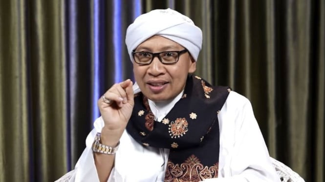 65fa2b0d8ba2e-kh-yahya-zainul-ma-arif-atau-buya-yahya_665_374.jpg