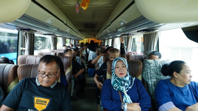 67ea22861883a-suasana-perjalanan-di-bus-program-mudik-gratis_665_374.jpg