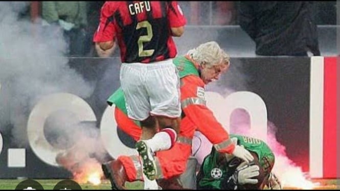 6980955c48b23-kiper-ac-milan-dida-kena-serangan-flare-suporter-inter-milan_gemini_665_374.jpg