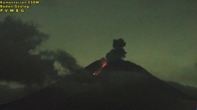 6980d2f2a39cb-gunung-semeru-yang-berada-di-perbatasan-kabupaten-lumajang-dan-malang-kembali-erupsi-s.jpeg