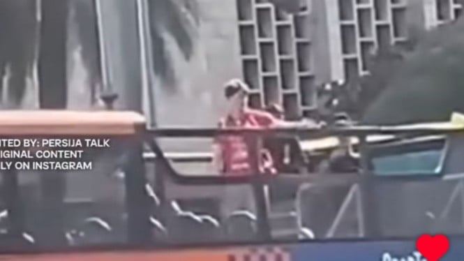 6981cf0dd62f0-pakai-jersey-persija-mauro-zijlstra-kegep-lagi-bikin-video-welcome-di-jakarta_gemini_6.jpeg