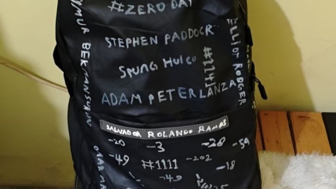 69836fb37add7-densus-menunjukkan-tas-milik-seorang-siswa-pelempar-molotov-di-smpn-3_gemini_665_374.j.jpeg