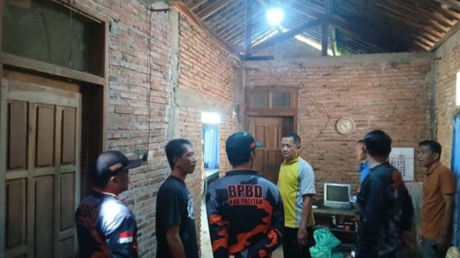6987494c46030-bpbd-pacitan-melakukan-assesment-rumah-terdampak-gempa-pacitan_gemini_665_374.jpg