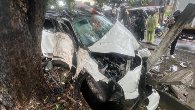 6999930265679-kondisi-kendaraan-yang-dikendarai-korban-hj-wardana-mamung-yang-dinyatakan-tewas_gemin.jpeg