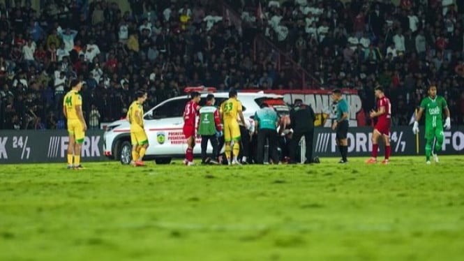 699ac5f51b9a0-pemain-persija-rahmat-hidayat-kolaps_gemini_665_374.jpg