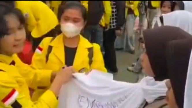 Respuesta de la policía al acto de un estudiante de quitarle el hijab a una mujer policía durante una protesta
